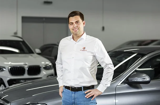 Manuel Johner in weißem Hemd mit der Aufschrift 