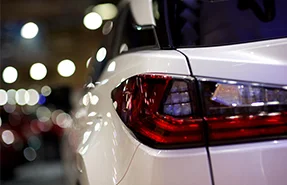 Heckansicht eines weißen Autos