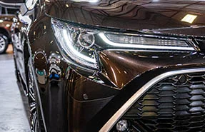 Vorderansicht des rechten Kotflügels eines braunen Autos