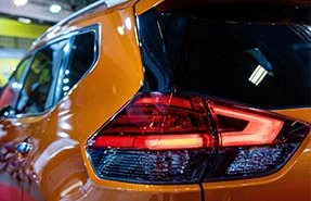 Heckansicht eines orangenen Autos