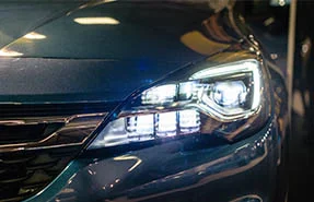 Vorderansicht des linken Kotflügels eines grauen Autos