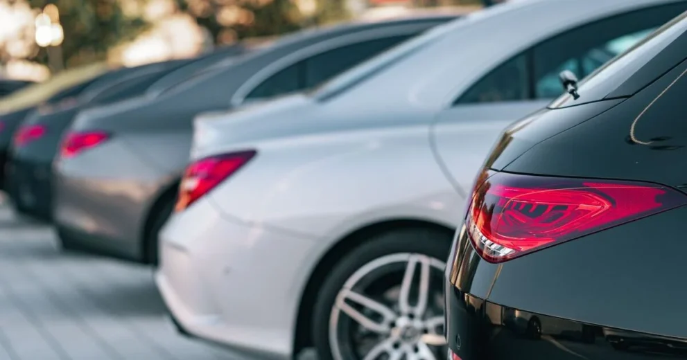 Verschiedene Autos nebeneinander von hinten